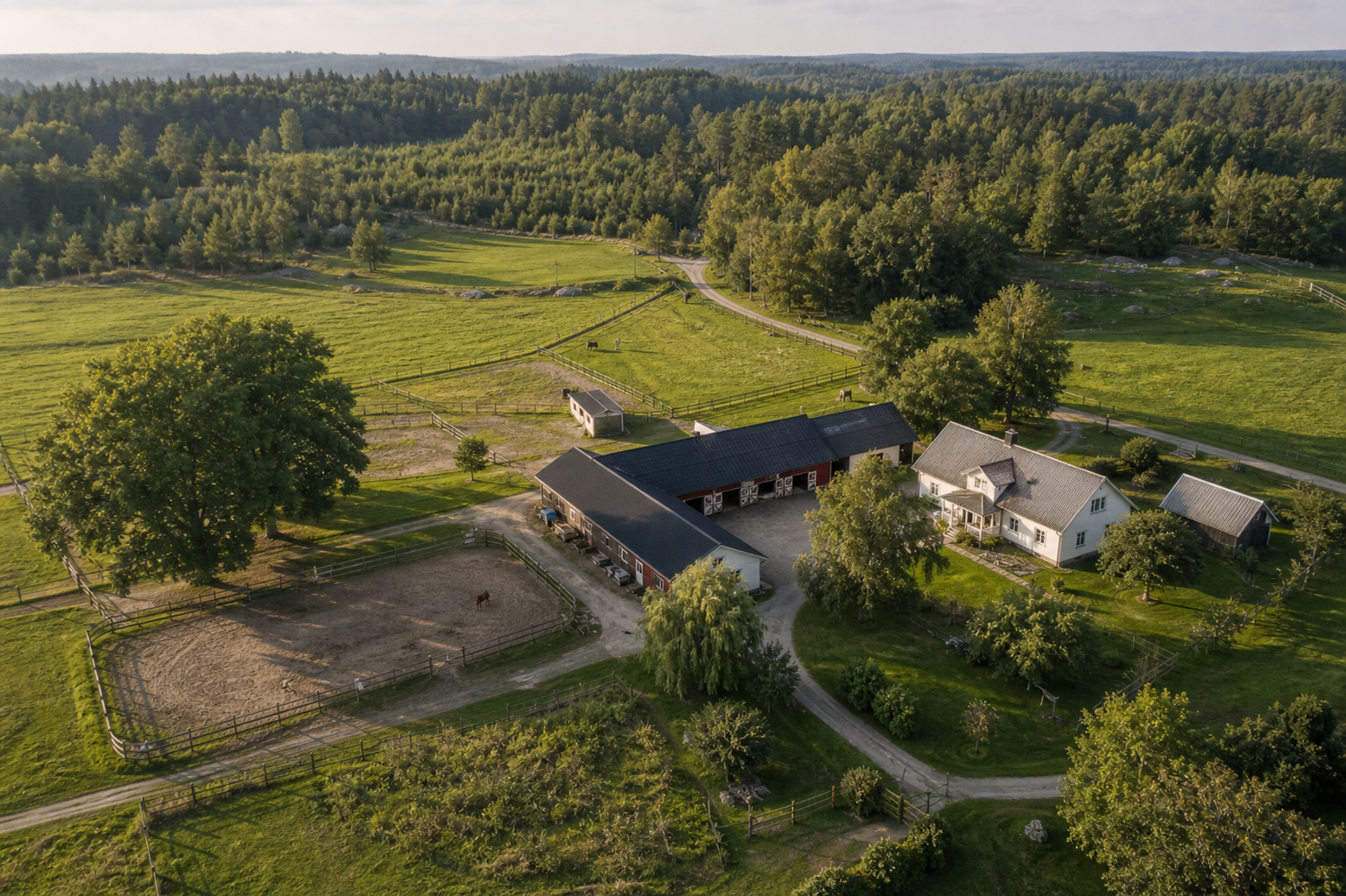 Flygbild över den lilla gården och omgivande landskap